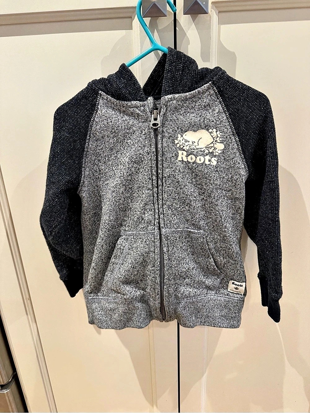 Roots Boys Size 3T Gray & Black Zip Hoodie